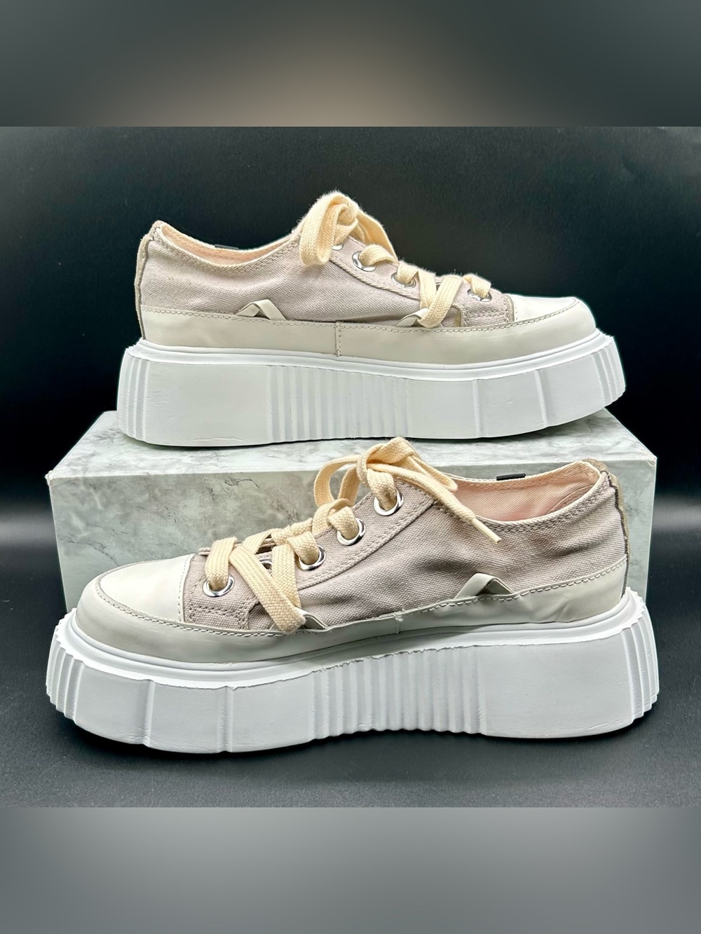 SNEAKERS Canvas and Platform Sole. EU size 39